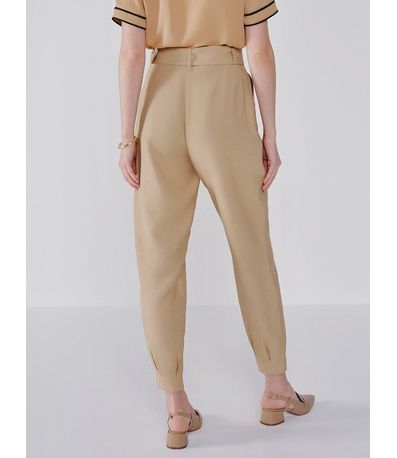 Calça Cenoura Nude com Cinto e Fivela Forrada Velma