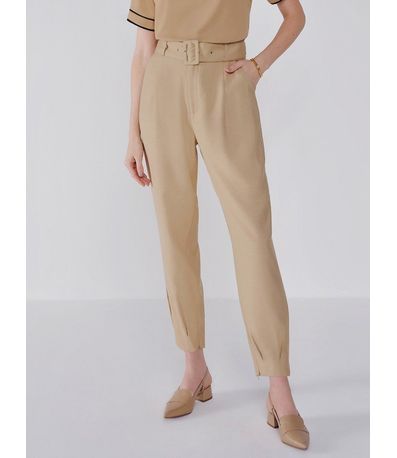 Calça Cenoura Nude com Cinto e Fivela Forrada Velma