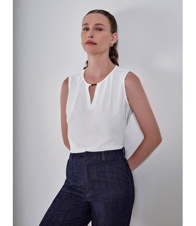 Regata Feminina Off White com Decote V Suzana