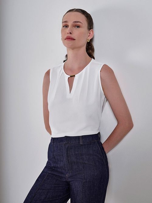 Regata Feminina Off White com Decote V Suzana