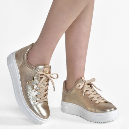Tênis Feminino Metalizado Logo Metal Cadarço Via Marte Dourado