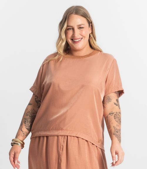 Blusa Acetinada Plus Size Secret Glam Marrom