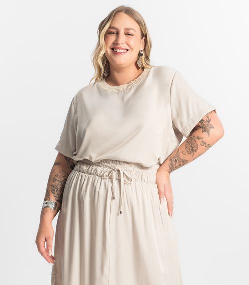 Blusa Acetinada Plus Size Secret Glam Bege