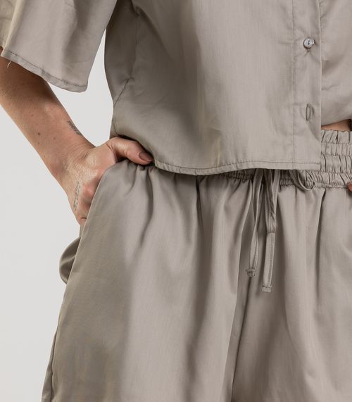 Shorts Feminino em Tecido Plano Dianna Cinza